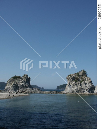 在Jodo Kohama，一個看起來像淨土的門的岩石，垂直 2690935