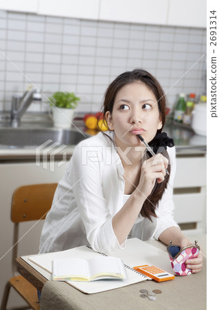 拿著家庭帳簿的婦女 2691314