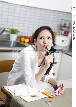 A woman holding a household account book 2691315