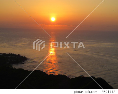 Morning sun desiring from diamond head 2691452