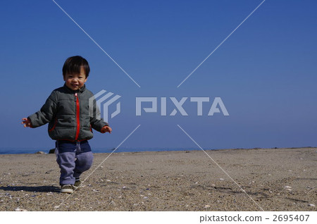 嬰兒和沙灘 嬰兒和沙灘 2695407