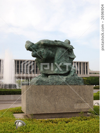 母親在風暴的兒童圖像 2696904