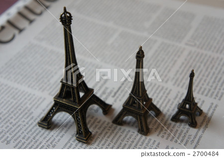 French newspaper and Eiffel tower 2700484
