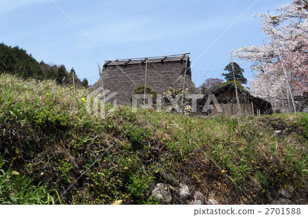 House of the straw and blue sky 2701588