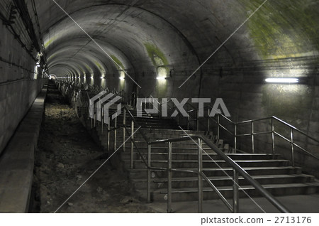 莫格拉站在日本 2713176