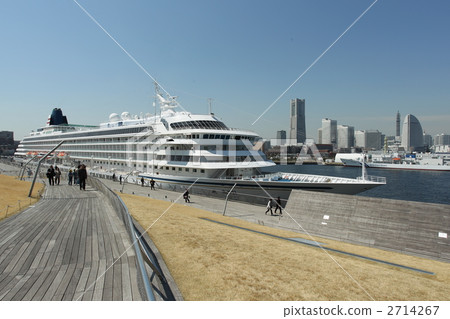 Luxury liner of the Great Pier 2714267