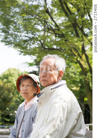 年長夫婦和新綠色 年長夫婦和新綠色 2715408
