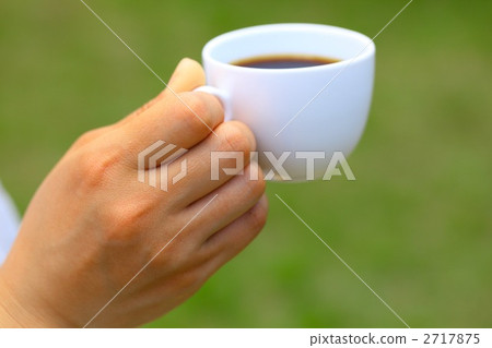 Hand with coffee cup 2717875