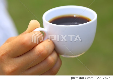 Hand with coffee cup 2717876