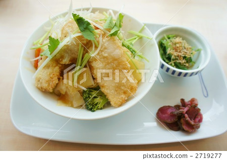 豆腐和白豆的健康碗午餐 2719277