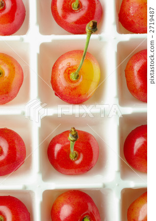 Ordered cherries 2719487
