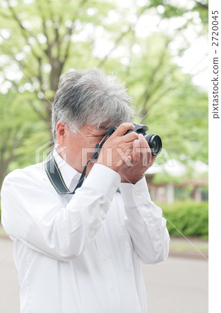 Senior male with camera 2720045