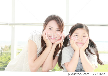 rest one's chin in one's hands, child, kid 2721644