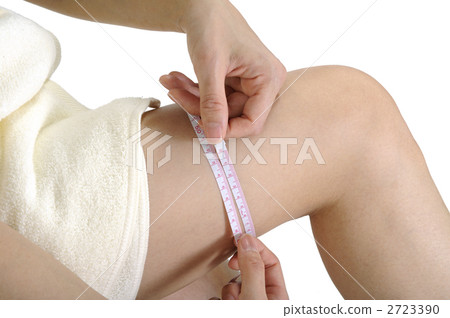 測量她的大腿的婦女 測量她的大腿的婦女 2723390