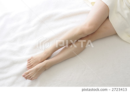 Young women's feet Young women's feet 2723413