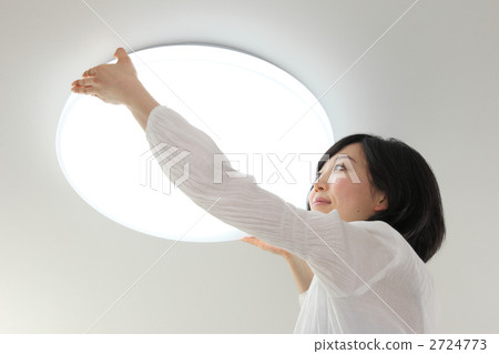 Lighting and ladies 2724773
