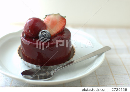 Strawberry and cherry mousse 2729536