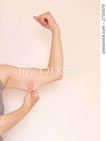 一個女人關心他的上臂 2730879