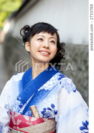 A woman in a yukata A woman in a yukata 2733769