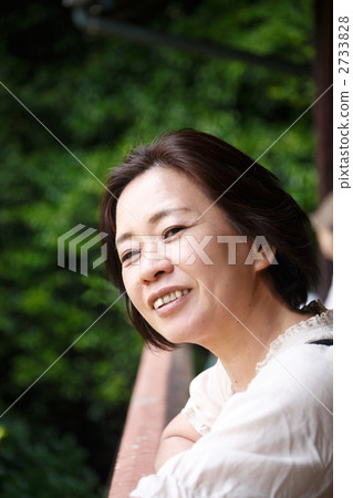 一個看起來很舒服的笑臉的女人 2733828