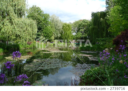 Claude Monet's Water Lily Pond 2739716