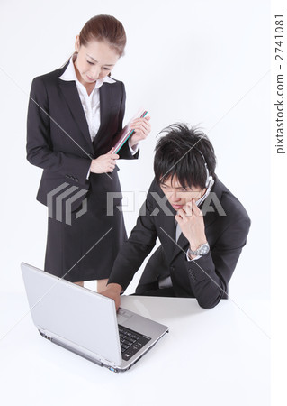 2人正在看筆記本電腦 2741081