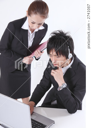 2人正在看筆記本電腦 2741087