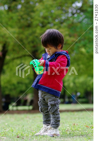 孩子們在廣場上玩耍 2741830