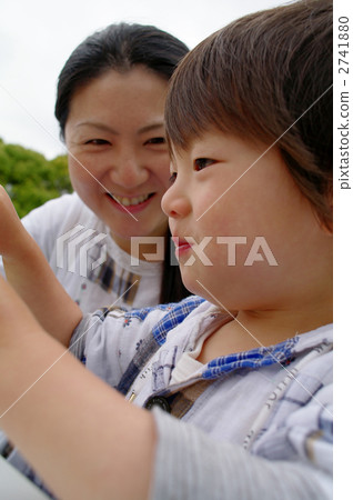 Parent and child to picnic 2741880