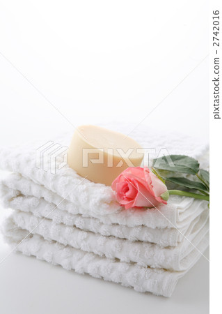 Natural Soap and Dot Pattern Towel Natural Soap and Dot Pattern Towel 2742016