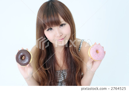婦女和甜甜圈 婦女和甜甜圈 2764525