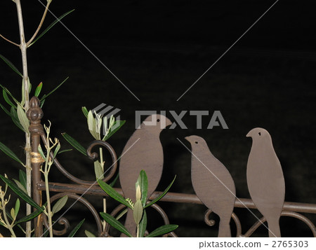 Bird ornaments and olives 2765303