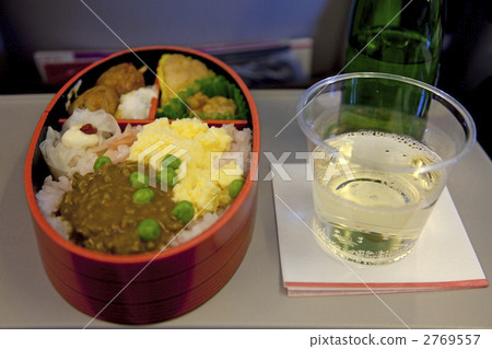 In-flight meal with champagne 2769557