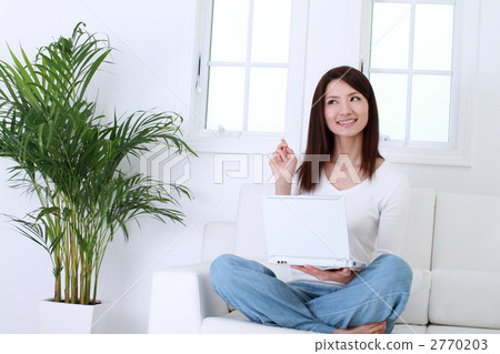 一個女人用一台電腦 一個女人用一台電腦 2770203