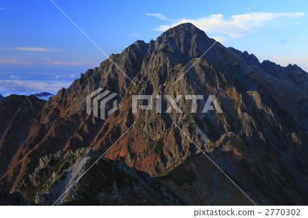 A lush fall of late autumn from the front 2770302