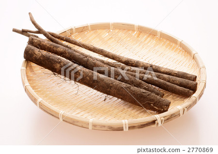 Burdock with soil 2770869