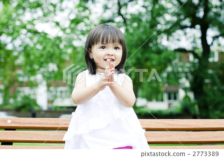 一個可愛的半微笑的女孩 2773389