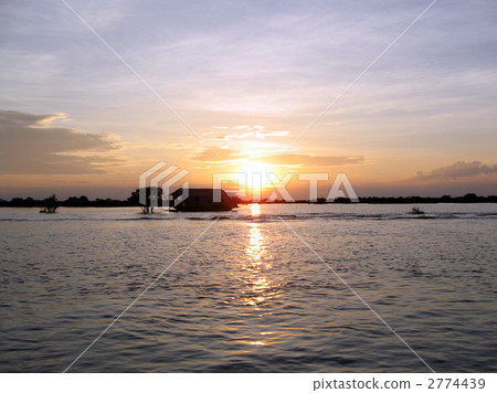 Evening glow of Tonle Sap Lake Evening glow of Tonle Sap Lake 2774439