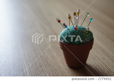 Pin cushion and punch needle 2774932