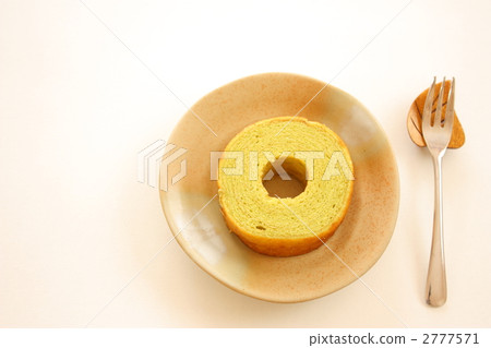 Matcha Baumkuchen和Fork 2777571