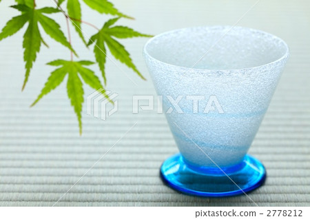 A glass and a maple 2778212