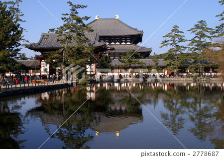 Todaiji寺廟菩薩雕像在池塘 Todaiji寺廟菩薩雕像在池塘 2778687