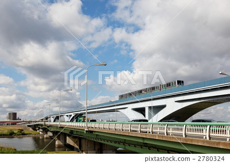 Under the blue sky, a fan bridge over Arakawa and a pillow liner passing through 2780324