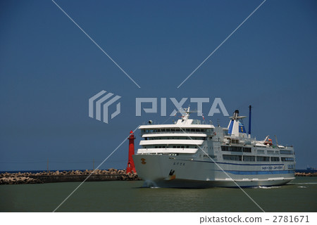 佐渡Kisen渡輪進入新潟港口和紅色燈塔 2781671