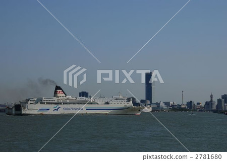 Large ferry to enter Niigata port 2781680