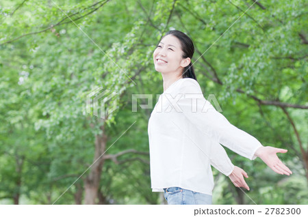 一個女人在樹上深呼吸 一個女人在樹上深呼吸 2782300