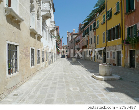 In the city of Venice 2783497