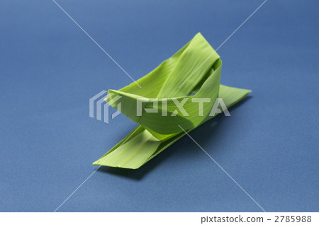 toy bamboo-leaf boat, blue background, bamboo grass 2785988