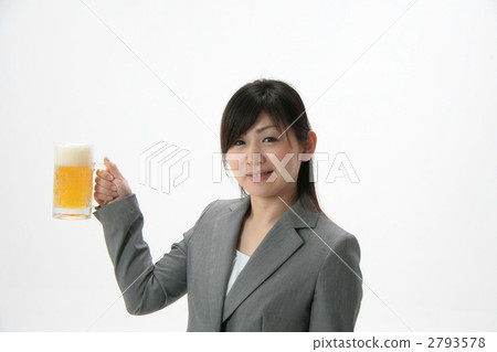 與杯子的女商人飲用的啤酒 與杯子的女商人飲用的啤酒 2793578