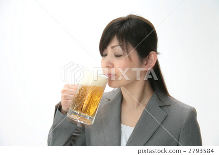 與杯子的女商人飲用的啤酒 與杯子的女商人飲用的啤酒 2793584
